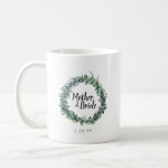 Caneca De Café Mãe Botânica de Eucalyptus russa da Noiva<br><div class="desc">Design botânico apresenta uma coroa de eucalipto decorada com marinho de amora azul-privet. A mãe da noiva está escrita no centro. Sua data de casamento abaixo. Eles também estão disponíveis para a noiva, para a madrinha de casamento, mãe do noivo e florista. Comprar um para cada membro do partido noivo....</div>