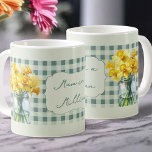 Caneca De Café Mãe em um Milhão de Daffodils Verdes em um Jar<br><div class="desc">Mãe Mug com redação editável,  como Mãe em um Milhão. A caneca apresenta potes de narcisos frescos em flor em um gingham da fazenda primavera verde. Estilos modernos de vintage com tipografia escrita à mão.</div>