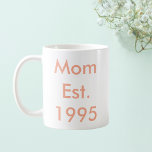 Caneca De Café Mãe Estabelecida Ano Personalizado<br><div class="desc">Celebre o ano em que ela ganhou seu título favorito com esta mãe minimalista Est. [Ano] caneca de café. Basta acrescentar o marco para criar um lembrete diário do amor, da família e de todas as memórias desde aquele primeiro dia especial. Perfeito para o Dia das Mães, aniversários, anúncios de...</div>