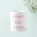 Caneca De Café Mãe Estabelecida Ano Personalizado<br><div class="desc">Celebre o ano em que ela ganhou seu título favorito com esta mãe minimalista Est. [Ano] caneca de café. Basta acrescentar o marco para criar um lembrete diário do amor, da família e de todas as memórias desde aquele primeiro dia especial. Perfeito para o Dia das Mães, aniversários, anúncios de...</div>