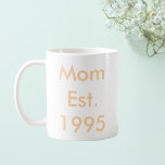 Caneca De Café Mãe Estabelecida Ano Personalizado<br><div class="desc">Celebre o ano em que ela ganhou seu título favorito com esta mãe minimalista Est. [Ano] caneca de café. Basta acrescentar o marco para criar um lembrete diário do amor, da família e de todas as memórias desde aquele primeiro dia especial. Perfeito para o Dia das Mães, aniversários, anúncios de...</div>