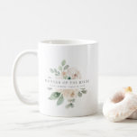 Caneca De Café Mãe Floral Branca Botânica da Noiva<br><div class="desc">O design floral branco de marfim chico e elegante apresenta o título Mãe da Noiva e uma linha de texto personalizado abaixo. Todo o texto pode ser editado, a cor, a fonte e o tamanho alterados. Faça um para cada festa de noiva. Vai parecer excelente em suas fotos prontas. Esta...</div>
