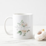 Caneca De Café Mãe Floral Branca do Almoço<br><div class="desc">Chic e elegante design floral branco apresentam o título Mãe do Chão e uma linha de texto personalizado abaixo. Todo o texto pode ser editado, a cor, a fonte e o tamanho alterados. Faça um para cada festa de noiva. Vai parecer excelente em suas fotos prontas. Esta caneca de café...</div>