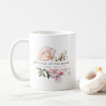 Caneca De Café Mãe Floral da Noiva, Rosa Rosa Rosa Rosa Rosa Esbr<br><div class="desc">O design floral cor-de-rosa chic e elegante apresenta o título Mãe da Noiva e uma linha de texto personalizado abaixo. Todo o texto pode ser editado, a cor, a fonte e o tamanho alterados. Faça um para cada festa de noiva. Vai parecer excelente em suas fotos prontas. Esta caneca de...</div>