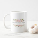 Caneca De Café Mãe Floral da Noiva, Rosa Rosa Rosa Rosa Rosa Esbr<br><div class="desc">Chic e elegante design cor-de-rosa-rosa apresentam o título Mãe da Noiva e uma linha de texto personalizado abaixo. Todo o texto pode ser editado, a cor, a fonte e o tamanho alterados. Faça um para cada festa de noiva. Vai parecer excelente em suas fotos prontas. Esta caneca de café faz...</div>