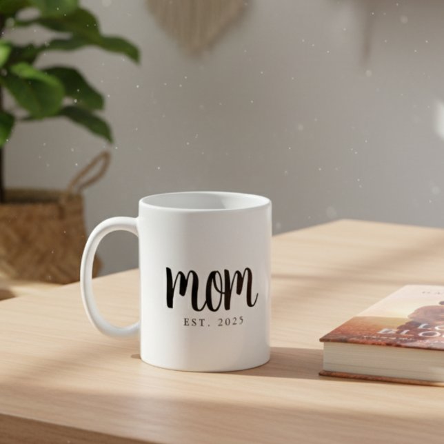Caneca De Café Mãe Mínima Estabeleceu Presente Nova Mãe (cute modern minimalist black and white mom mug with custom established date for mothers day gift)