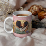 Caneca De Café Mãe multifoto elegante e cor-de-rosa<br><div class="desc">Mãe 3,  presente de tipografia moderna. Ideal para dias de as mães elegantes contemporâneos,  aniversários ou presentes de caneca de Natal. Design branco e rosa-menina moderno,  a cor pode ser personalizada para se adequar ao seu estilo e decor.</div>