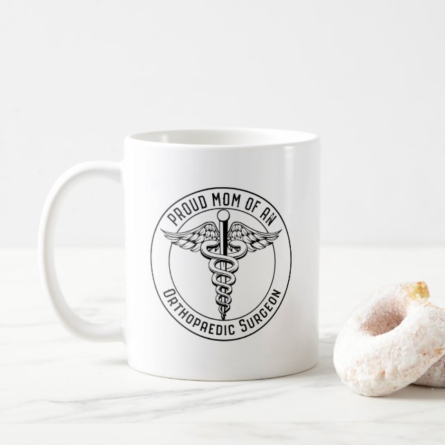 Caneca De Café Mãe Orgulhosa de um Crachá de cirurgião ortopédico (Com Donut)
