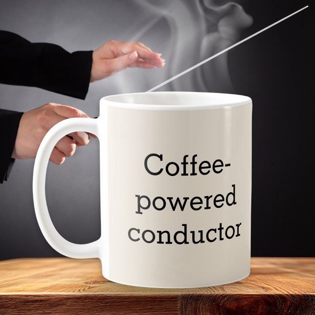 Caneca De Café Maestro Energizado pelo Café  (A humorous mug especially for the 'Coffee-powered conductor', personalized with a name on the back)