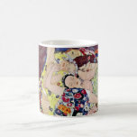 Caneca De Café Maiden (Virgem), Gustav Klimt, Vintage Art Nouveau<br><div class="desc">O Maiden (também conhecido como A Virgem) (1913), de Gustav Klimt, é uma pintura de retrato simbólico da Era Vitoriana Art Nouveau. Várias mulheres bocejando, esticando e dormindo em uma cama coberta de cobertores coloridos de padrão de mosaico. Sobre o artista: Gustav Klimt (1862-1918) era um pintor simbolista austríaco e...</div>