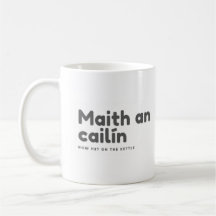 Maith an cailín agora colocado na chaleira