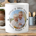Caneca De Café Mamãe Personalizada de 2 Fotografias de Dia de as<br><div class="desc">Comemore o Dia de as mães em estilo com nosso Dia de as mães personalizado. Esta caneca moderna, mas fofa, é a maneira ideal de mostrar a sua mãe o quanto ela significa para você. Apresentando dois modelos redondos de fotos, é perfeito para adicionar fotos carinhosas das crianças, fazer que...</div>