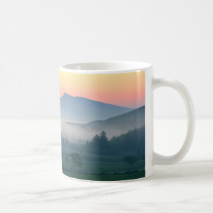 Caneca De Café Manhã enevoada em Hadrians Wall