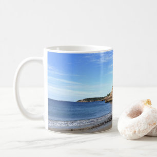 Caneca De Café Manhã na Praia de Areia