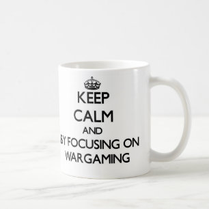Caneca De Café Mantenha a calma centrando-se sobre o Wargaming