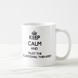 Caneca De Café Mantenha a calma e confie o terapeuta ocupacional