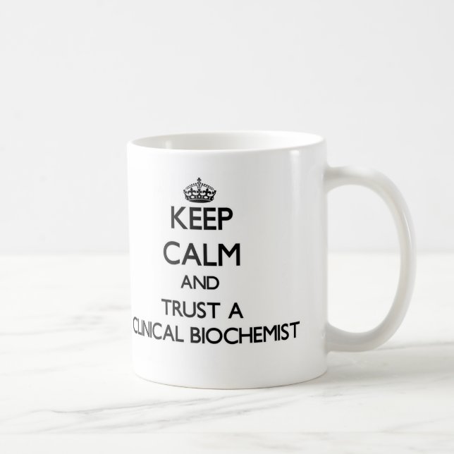 Caneca De Café Mantenha a calma e confie um bioquímico clínico (Direita)