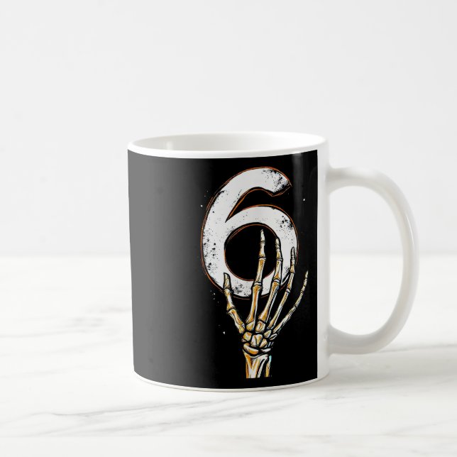 Caneca De Café Mão de Esqueleto Segurando o Número 6 Corresponden (Direita)