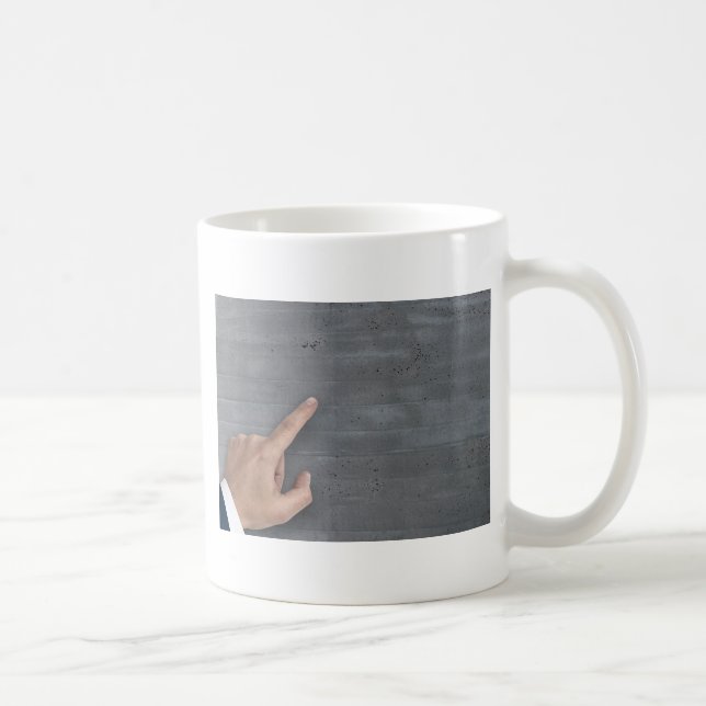 Caneca De Café Mão mostrando o conceito no modelo de espaço de có (Direita)