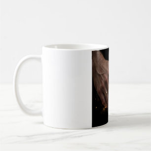 Caneca de Café Mãos Com Alianças de Casamento