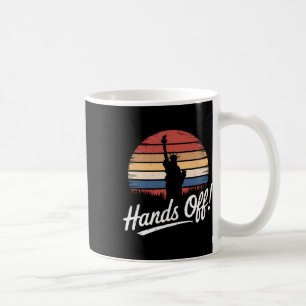Caneca De Café Mãos Para Fora Da Estátua De Protesto Da Liberdade