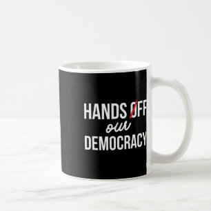 Caneca De Café Mãos para fora do nosso protesto democrático April