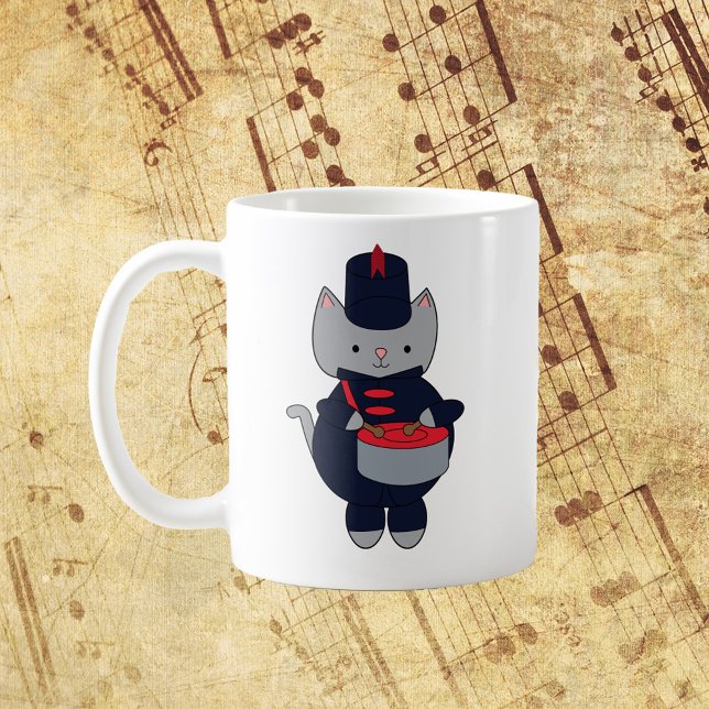 Caneca De Café Marching Band Snare Drum Cat Navy Blue Red (A mug with a gray cat playing the snare drum in a red and navy blue marching band uniform.)