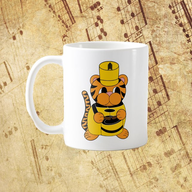 Caneca De Café Marching Banda Drummer Tigre Amarelo (A mug with a drummer tiger in a yellow and black marching band uniform.)