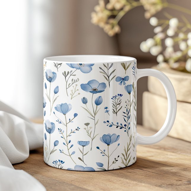 Caneca De Café Marinho Azul Aquarela Flores Selvagens (Navy Blue Watercolor Wildflowers Poppy Coffee Mug on a boho neutral wooden table.)
