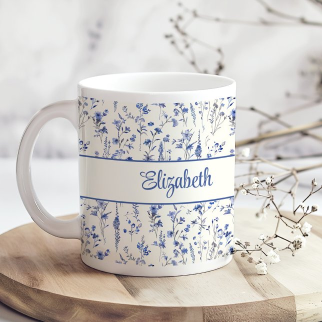 Caneca De Café Marinho Azul Aquarela Flores Selvagens Nome do Scr (Navy Blue Watercolor Wildflowers Script Name Coffee Mug on a boho kitchen table with white flowers)