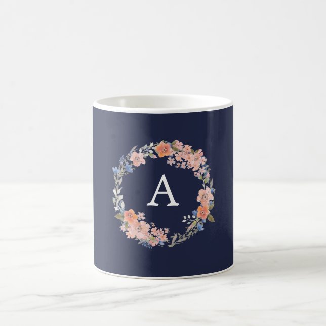 Caneca De Café Marinho e Peach Floral Wreath Monograma (Centro)