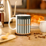 Caneca De Café Marinhos | Monograma do moderno cavalheiro<br><div class="desc">O fato de marinho de pinstripes é um grampeador clássico de roupa masculina. Jogue um brejo de laranja para uma tomada moderna desta estética para se destacar da multidão. As greves continuam a ser tão populares hoje como são há séculos. Esta coleção monográfica irradia sofisticação, elegância e diversão. Essa coleção...</div>