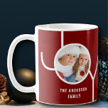 Caneca De Café Maroon de Foto de Natal de Férias da Família Perso<br><div class="desc">Esta caneca de Natal de na moda é decorada com a palavra JOY em um fundo de marionete burgundy. Facilmente personalizável com sua foto e seu nome.</div>