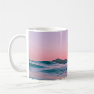 Caneca De Café Massa de água calmo durante o ouro da hora
