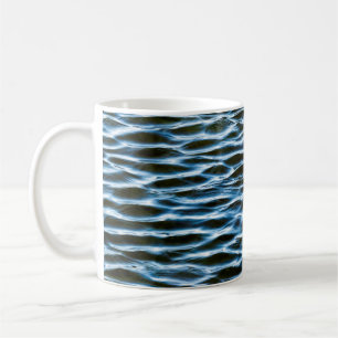 Caneca De Café Massa de água durante o dia