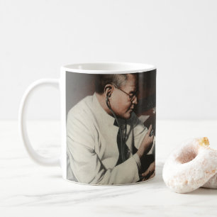 Caneca De Café Medicina Antiga, Médico Examinando um Paciente Doe