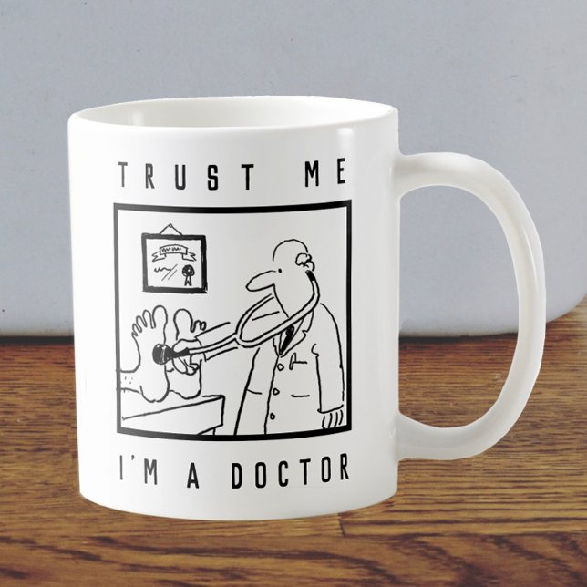Caneca De Café Médico com estetoscópio examinando os pés (Criador carregado)