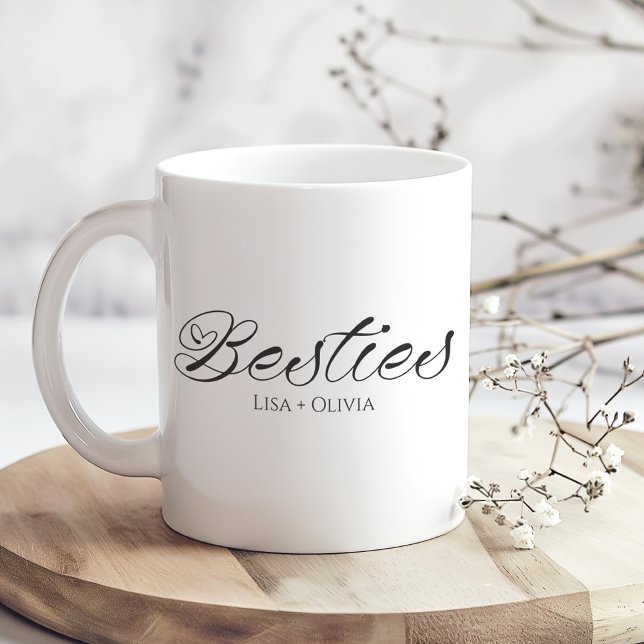 Caneca De Café Melhor Amigo do Nome Personalizado do Besties (Besties Custom Name Best Friend Coffee Mug on a sunny boho wooden kitchen table.)