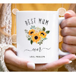 Caneca De Café Melhor Mãe Nunca | Girassóis russos Bonito<br><div class="desc">Esta caneca colorida e na moda diz "a melhor mãe de sempre" na escrita rústica e manuscrita e apresenta um buquê de aquarelas em tons de amarelo e ouro com folhas verdes,  para um presente que sua mãe vai amar.</div>