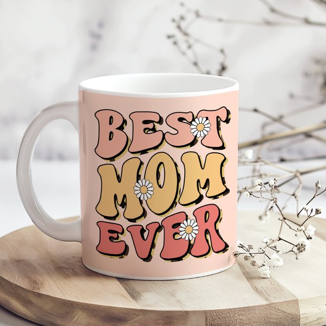 Caneca De Café "Melhor Mãe Nunca" Retro Blush White Daisy Rosa ("Best Mom Ever" Retro Blush Pink White Daisy Coffee Mug on a sunny boho wooden kitchen table)
