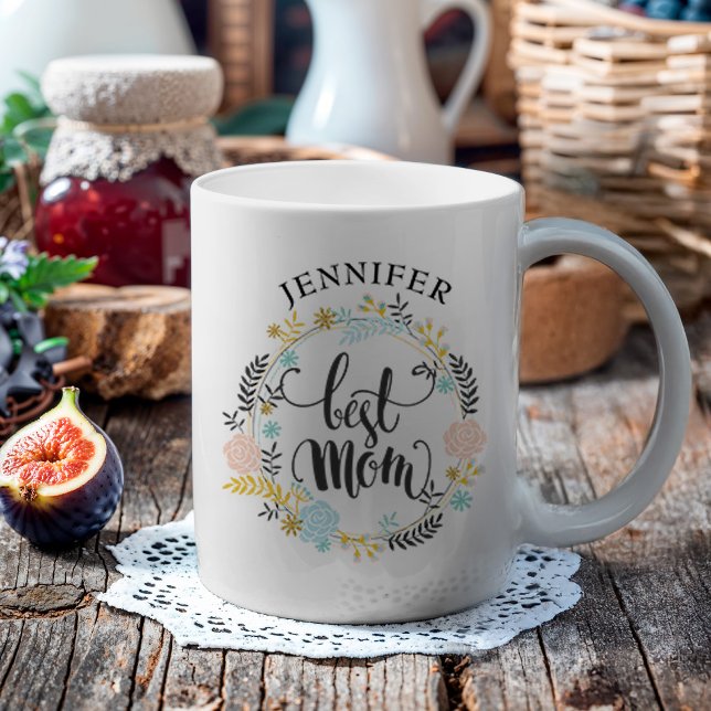 Caneca De Café Melhor Mão Mão Mão Lotada Fora Floral (Gift your mom this beautiful mug with a floral wreath around hand-lettered best mom.)