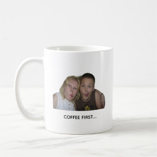 Caneca de Café Meme Divertida – Café Primeiro. Cao