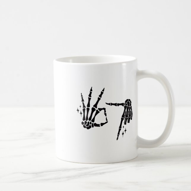Caneca De Café Meme Divertido 67 Esqueleto Mão 6 7 Halloween Seis (Direita)
