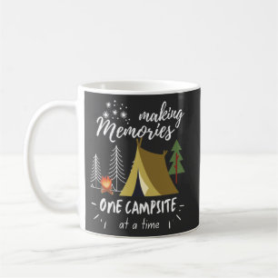 Caneca De Café Memórias De Fazer De Acampamento Em Um Local De C