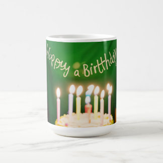 Caneca De Café Menina bonita numa camisa verde no seu aniversário