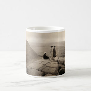 Caneca De Café Meninas no Topo da Pirâmide de Quéops no Egito Nas