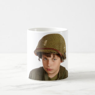 Caneca De Café Menino novo vestido como um soldado