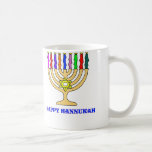 Caneca De Café Menorah brilhante<br><div class="desc">Um menorah brilhante de Hannukah com as palavras Hannukah feliz dá boas-vindas ao feriado.   Comer feliz do latke!</div>