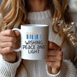 Caneca De Café Menorah Hanukkah Mug Moderno<br><div class="desc">Encantador e contemporâneo,  esta engraçada e colorida caneca de Chanucá vem em um grande tamanho de 15 oz,  com uma opção de alternativo 11 oz. Ele apresenta um simples design de menorah em azul e amarelo e é seguro tanto para micro-ondas quanto para máquinas de lavar louça.</div>