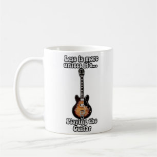 Caneca De Café Menos é mais, a menos que seja tocar violão. marro